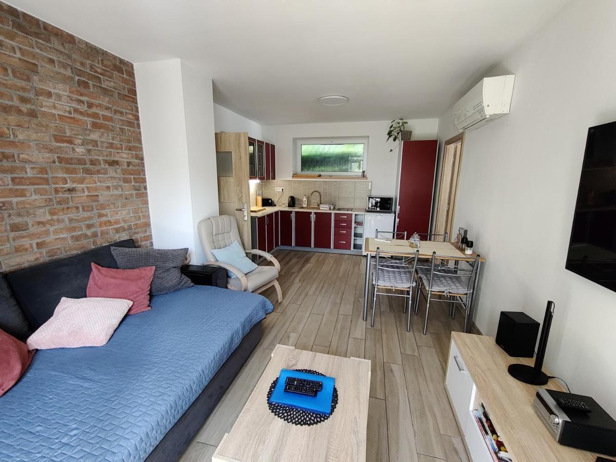 Apartman Pod Lipou - Samostatny Objekt Jaroměř المظهر الخارجي الصورة